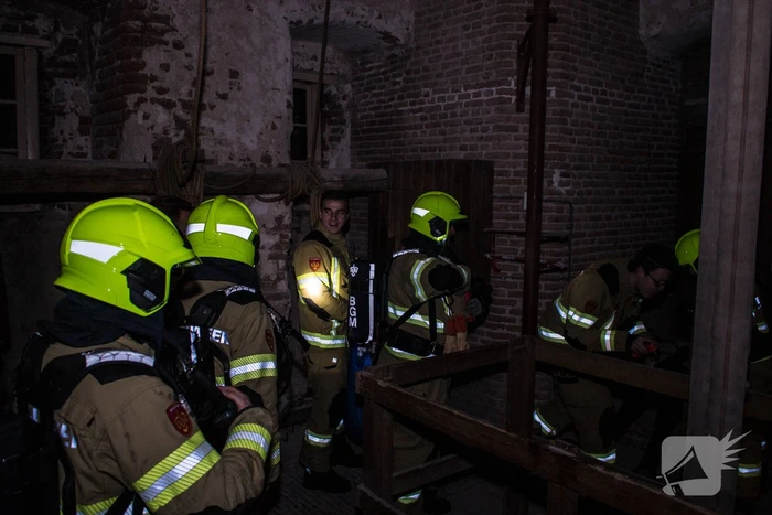 Brandweer oefent enorme brand in toren Grote Kerk