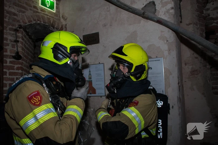 Brandweer oefent enorme brand in toren Grote Kerk