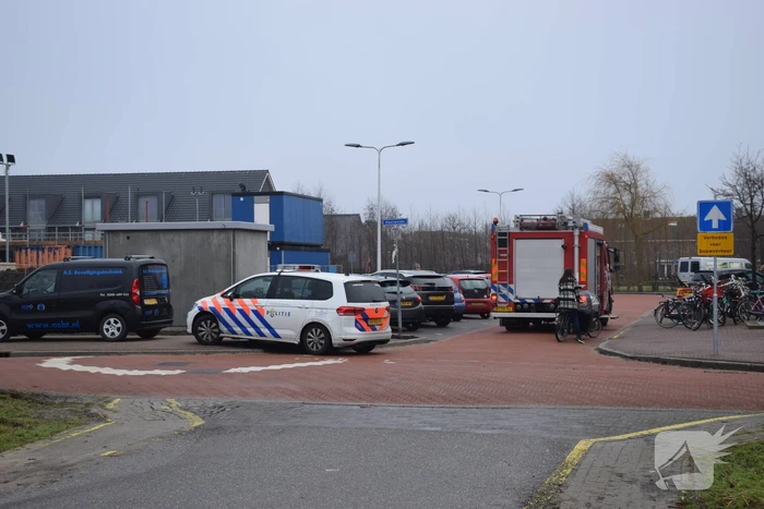 Meisje met voet klem tussen spaken van fiets