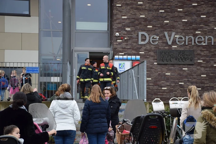 Meisje met voet klem tussen spaken van fiets