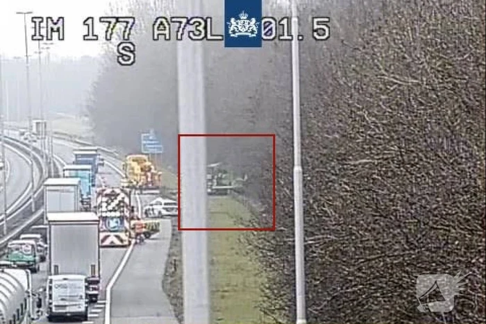 Geschaarde vrachtwagen belandt in berm
