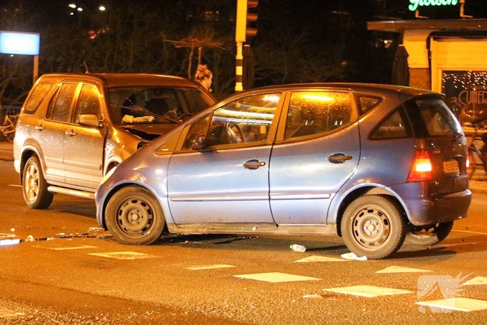 Forse schade na aanrijding op kruising