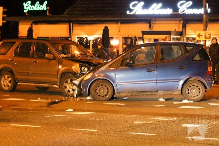 Forse schade na aanrijding op kruising