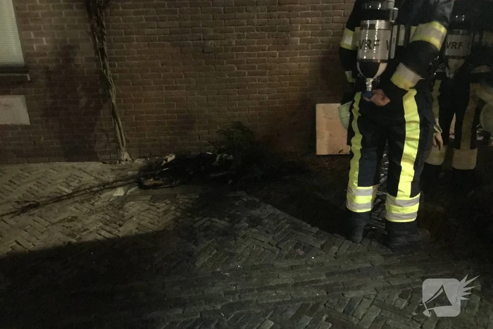 Brandende kerstboom snel geblust