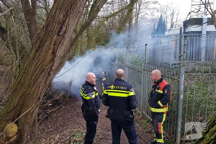 Boom in stukken gezaagd om de kunnen blussen