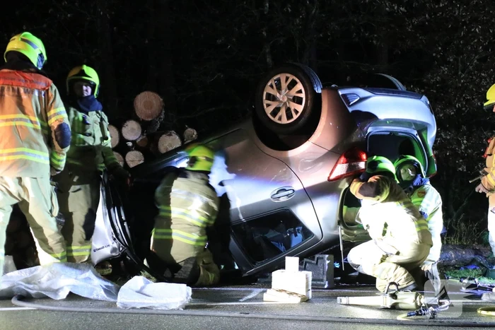 Auto over de kop geslagen
