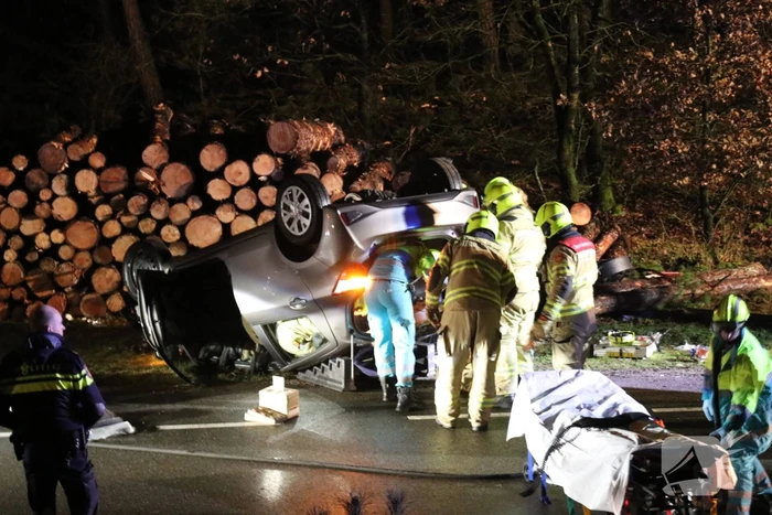 Auto over de kop geslagen