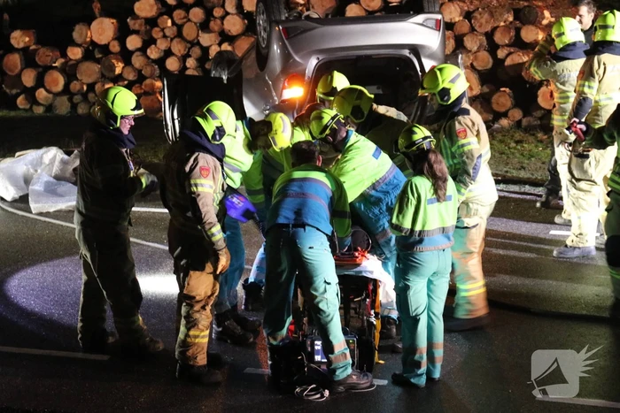 Auto over de kop geslagen