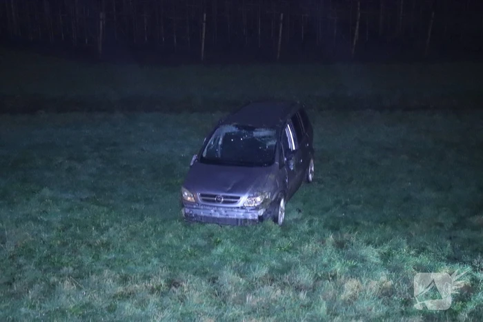 Auto vliegt uit de bocht op afrit en belandt in weiland