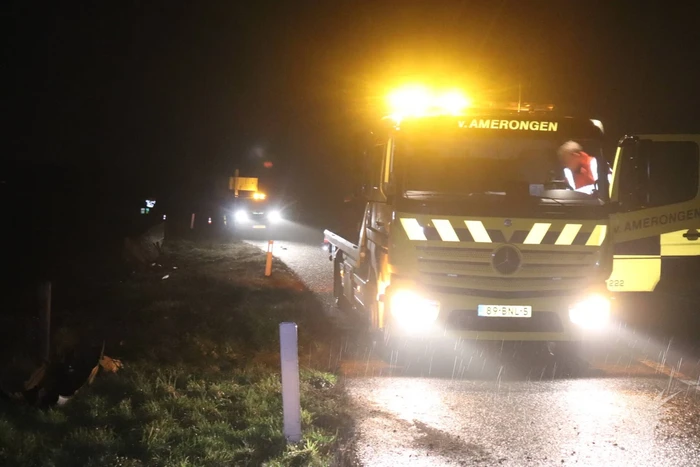 Auto vliegt uit de bocht op afrit en belandt in weiland