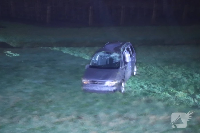 Auto vliegt uit de bocht op afrit en belandt in weiland