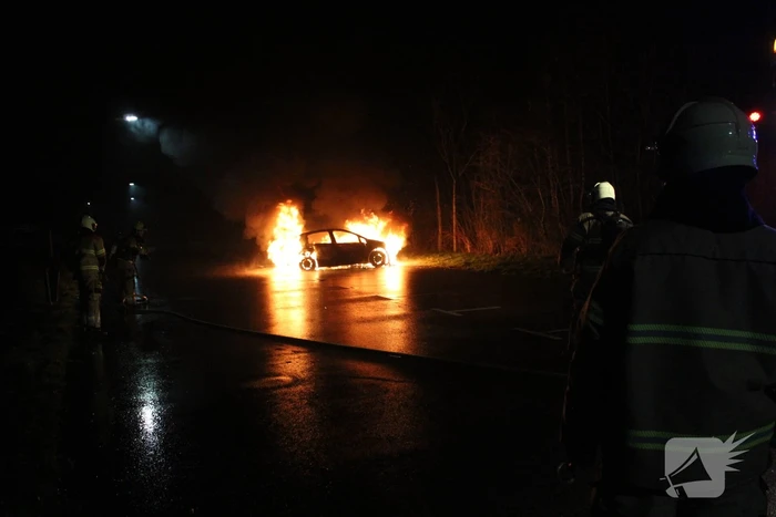Auto brandt volledig uit op carpoolplaats