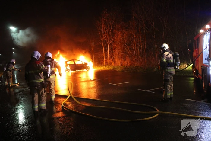 Auto brandt volledig uit op carpoolplaats