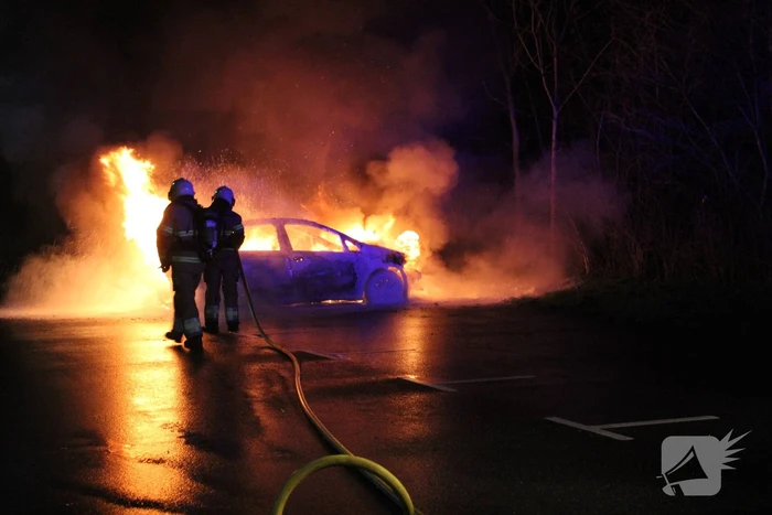 Auto brandt volledig uit op carpoolplaats