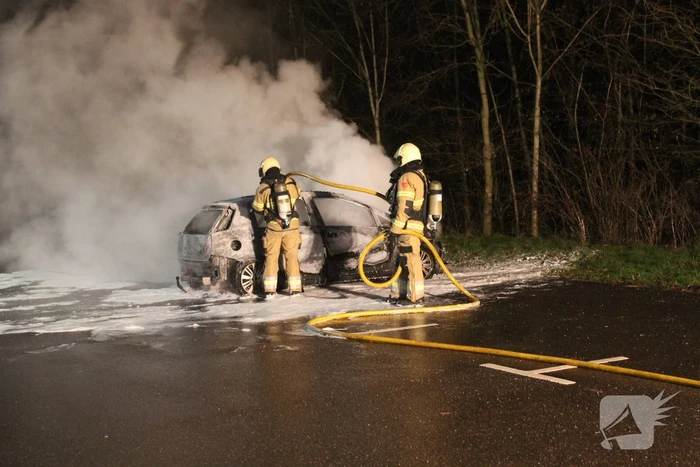 Auto brandt volledig uit op carpoolplaats