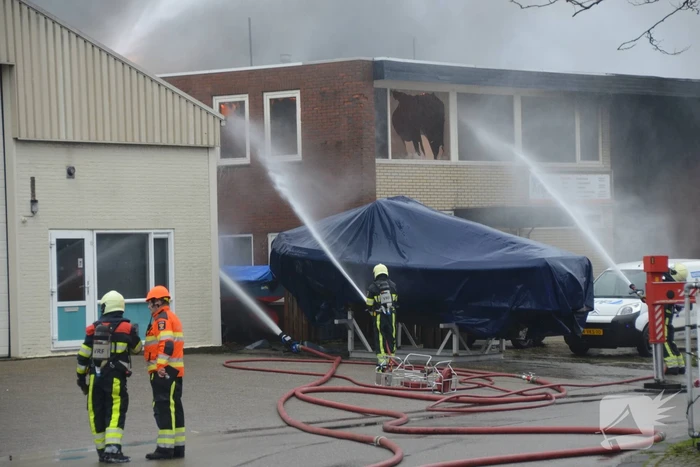 Zeer grote brand in loods met boten