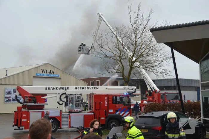 Zeer grote brand in loods met boten