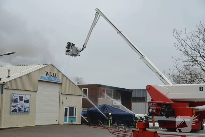 Zeer grote brand in loods met boten