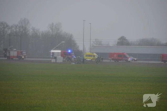 Auto belandt in sloot langs snelweg