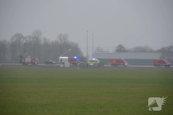 Auto belandt in sloot langs snelweg
