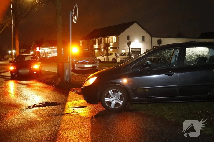 Twee auto's in botsing met elkaar