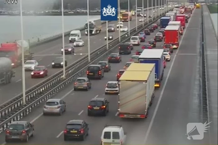 Lange file's na ongeval vrachtwagens op snelweg