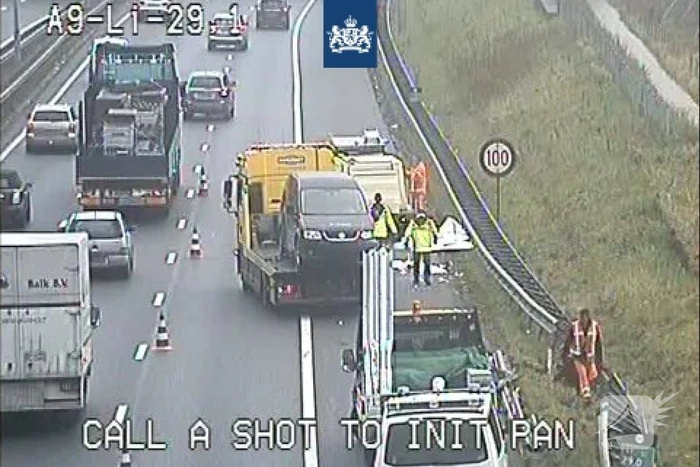 Lange files door geschaarde aanhanger op snelweg