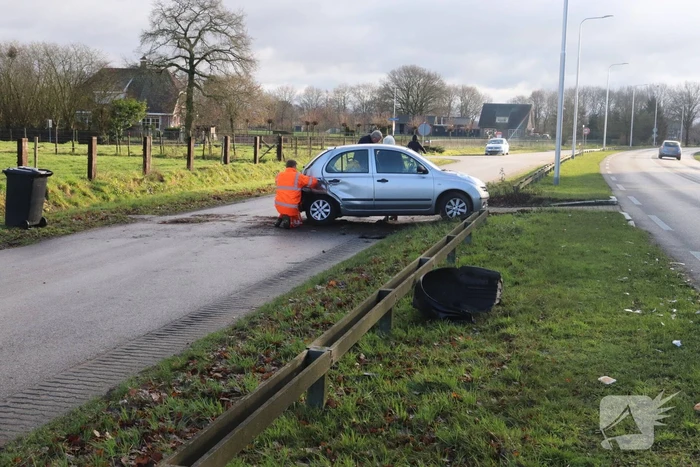 Vrouw verliest macht over het stuur en belandt in de berm