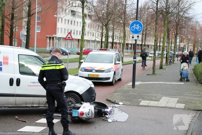 Scooterrijdster gewond na botsing met afslaande bestelwagen
