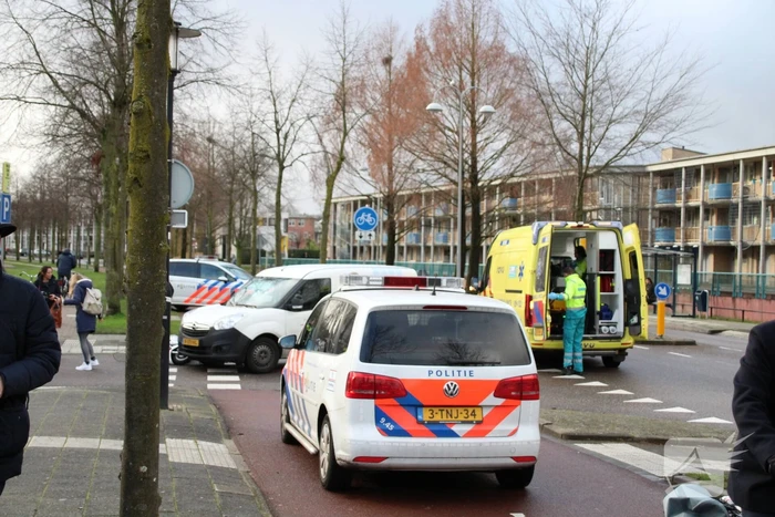 Scooterrijdster gewond na botsing met afslaande bestelwagen