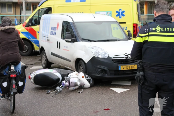 Scooterrijdster gewond na botsing met afslaande bestelwagen