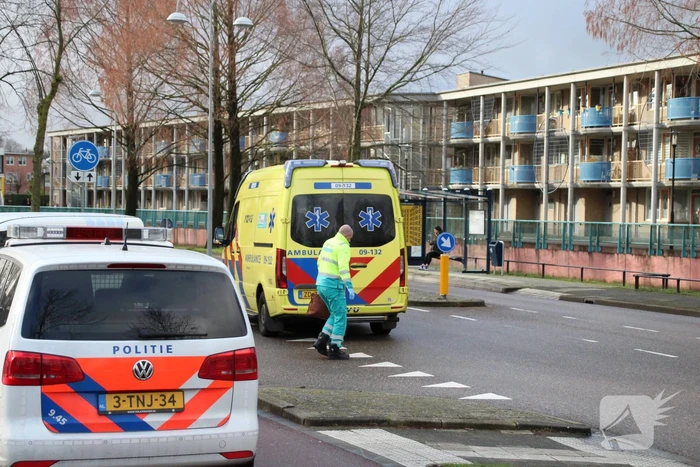 Scooterrijdster gewond na botsing met afslaande bestelwagen