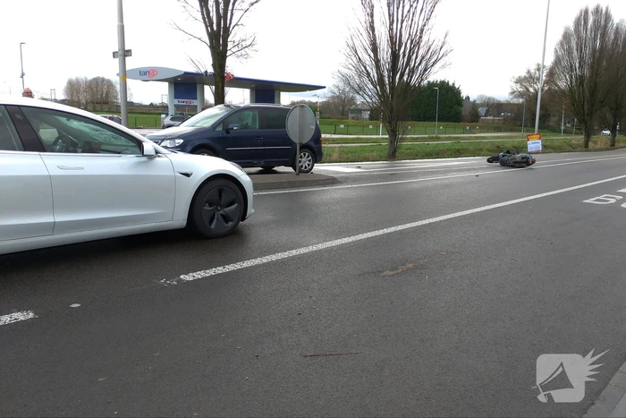Tesla en brommer botsen op rotonde