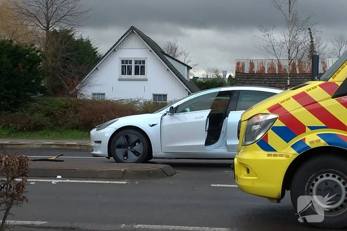 Tesla en brommer botsen op rotonde