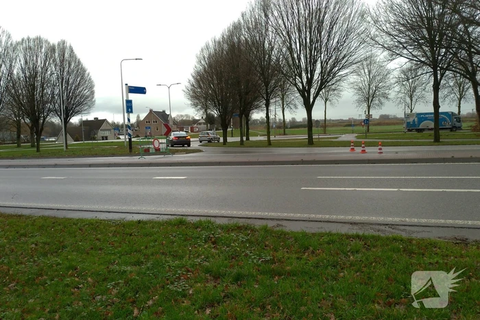 Tesla en brommer botsen op rotonde