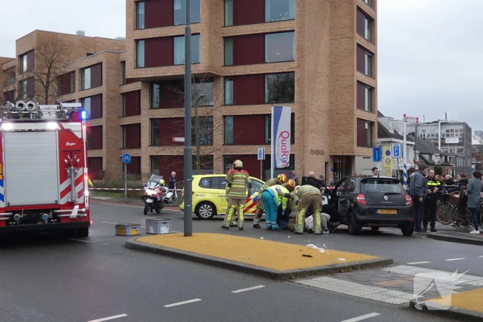 Persoon gewond na botsing met auto