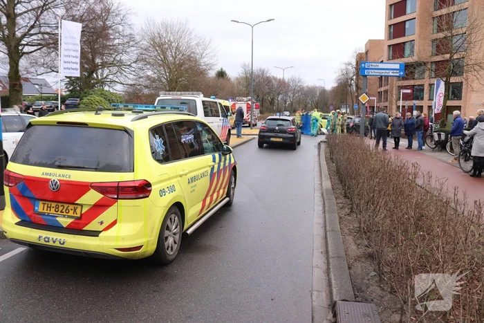 Persoon gewond na botsing met auto