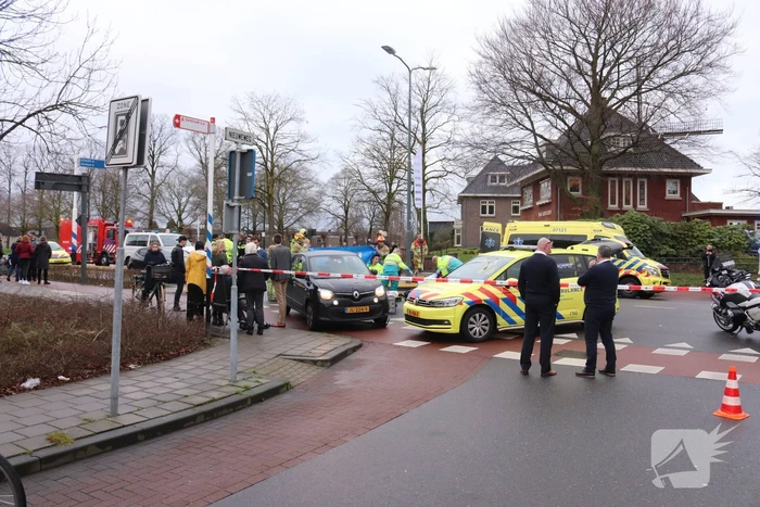 Persoon gewond na botsing met auto