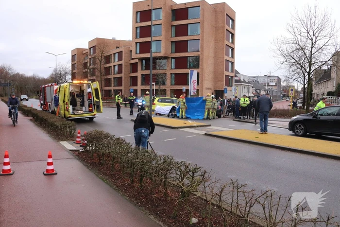 Persoon gewond na botsing met auto