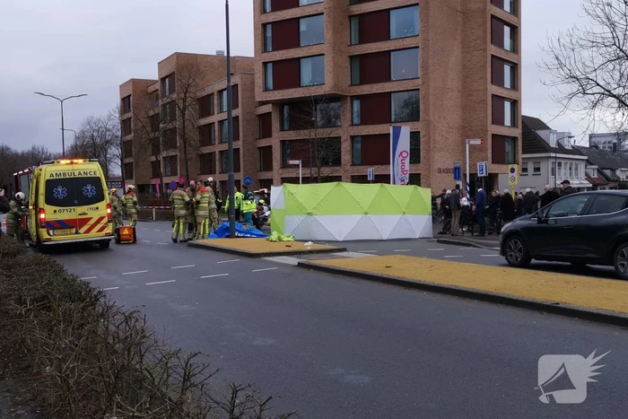 Persoon gewond na botsing met auto