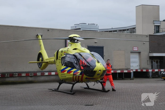 Persoon gewond na botsing met auto
