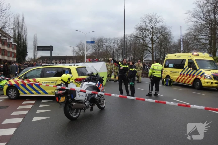 Persoon gewond na botsing met auto