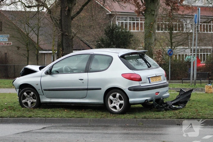 Automobilist verliest controle en rijdt paal uit de grond