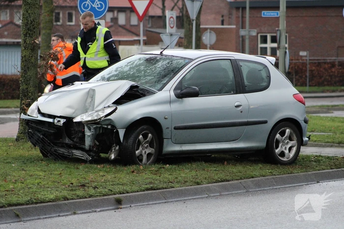 Automobilist verliest controle en rijdt paal uit de grond