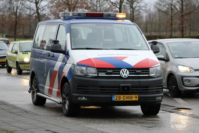 Automobilist verliest controle en rijdt paal uit de grond