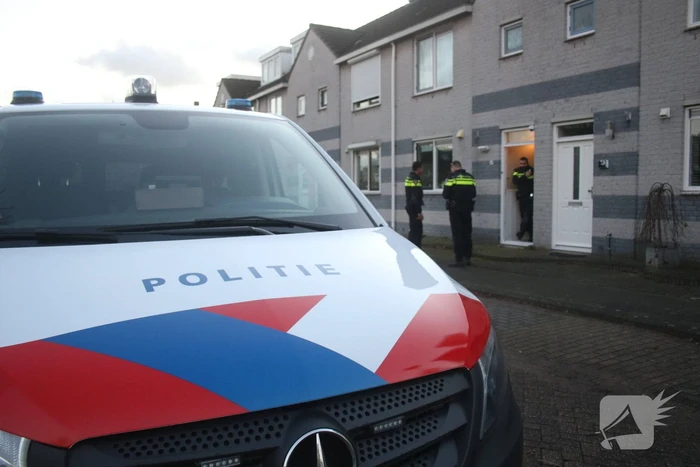 Twee overvallers dringen huis binnen en trekken mes