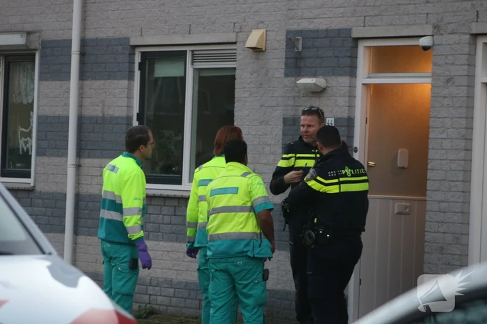 Twee overvallers dringen huis binnen en trekken mes