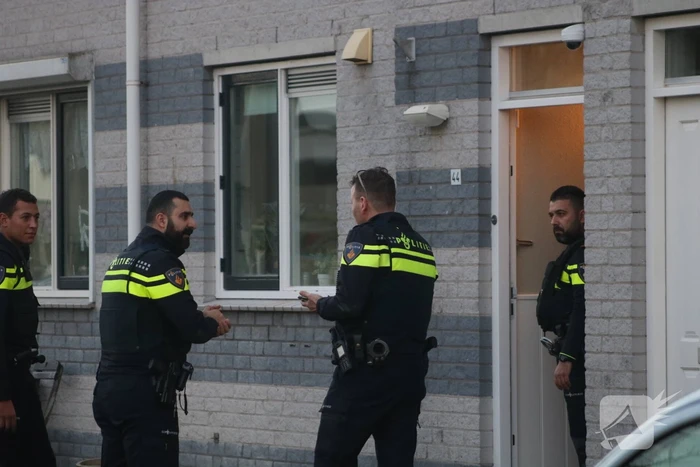 Twee overvallers dringen huis binnen en trekken mes