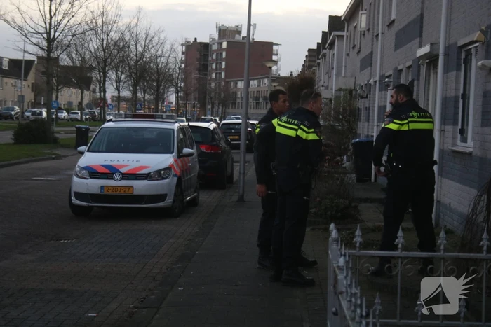 Twee overvallers dringen huis binnen en trekken mes