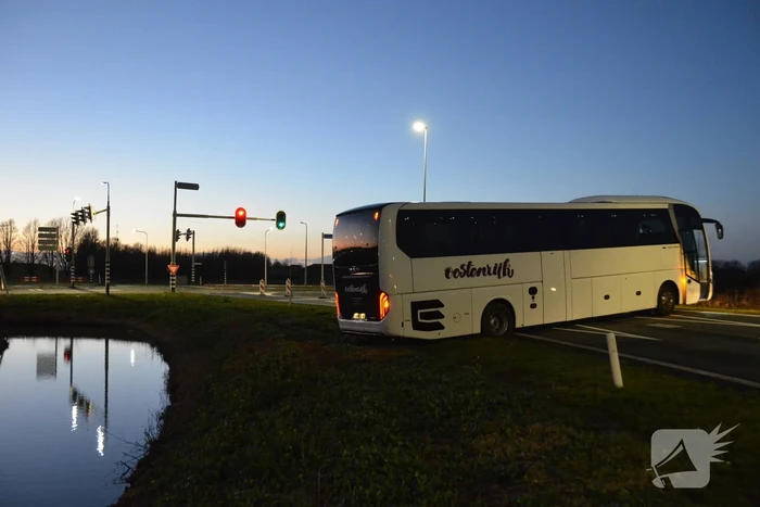 Flinke verkeershinder door vastgereden bus